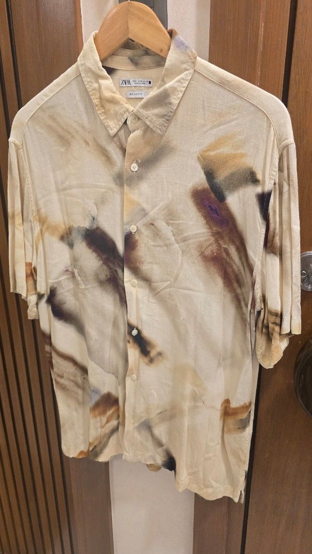 Zara Printed Long Sleeve Shirt (Category: Tshirts & Polo Shirts ) located in Baliuag. Submitted by dom_021997 (Listing ID 1415031762, Image 2). Description: -size is medium but can fit large.