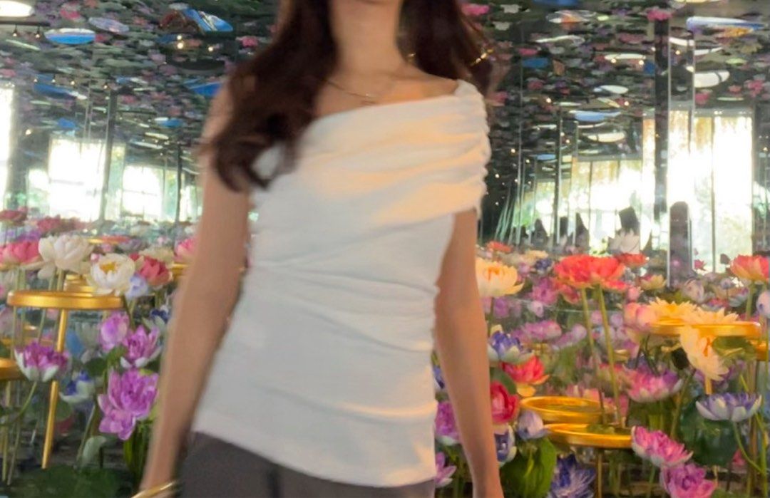 Zara top xs (Category: Sleeveless) located in Quezon City. Submitted by spacecleanse (Listing ID 1414959048, Image 2). Description: Bought in vietnam zara Really nice top but i dont like anymore.