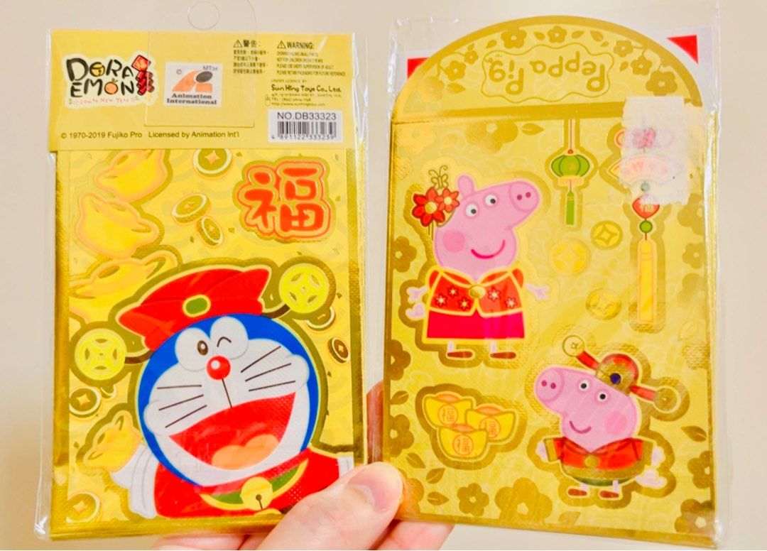 現貨🧧(每包6個六款) 正版 PEPPA PIG 多啦A夢利是封 叮噹 招財貓利是封 新年賀年利是封燙金利是封紅包 結婚禮封 DORAEMON CHINESE NEW YEAR WEDDING ENVELOPE RED POCKET （分類：郵票及印刷品）位於 Hong Kong。 由 swroom 提交（商品編號 1415148657，圖片 3）。簡介： 🧧$38 包 (6個六款)，全新未折封 🎁節日銷情迅速請早訂購，售完即止‼️ 🛍更多卡通精品玩具FOLLOW US ： carousell.com/swroom 📥INBOX 購買請提供以下資料 ： ▫️付款方式 : PAYME / FPS / ALIPAYHK ▫️郵寄方式： 📮 $5 up 本地平郵 ( 一般情況 2-3 工作天寄出 ) 📦 SF順豐到付 ( 一般情況 1-2 工作天寄出 ) ❌ 不設面交 **** 確認全數付款後才留貨及安排寄出 *** 💮相關產品推介 💮 現貨🧧(每包6個六款) 正版 迪士尼