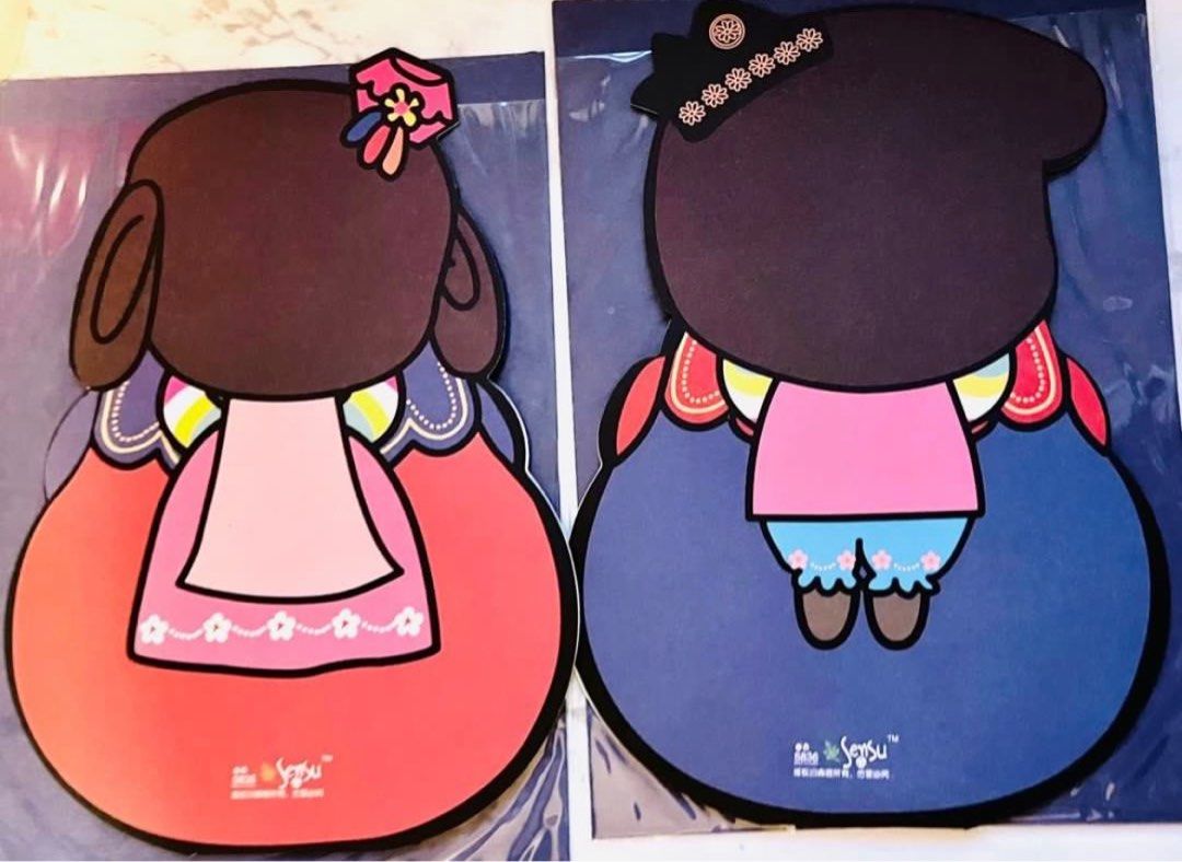 限量現貨🎎💌韓國🇰🇷古裝服飾福袋新年新春賀年卡通公仔 祝福 拜年 送禮 福袋 結婚卡生日卡情人節卡感謝卡 KOREAN STYLE HAPPY NEW YEAR CELEBRATION GREETING WEDDING GIFT CARD （分類：文具及工藝 - 畫作及印刷品）位於 Hong Kong。 由 swroom 提交（商品編號 1415064988，圖片 3）。簡介： 🧧$45張，$80 ( 2 張 ) ，全新 🎁節日銷情迅速請早訂購，售完即止‼️ 🛍更多卡通精品玩具FOLLOW US ： carousell.com/swroom 📥INBOX 購買請提供以下資料 ： ▫️付款方式 : PAYME / FPS / ALIPAYHK ▫️郵寄方式： 📮 $5 up 本地平郵 ( 一般情況 2-3 工作天寄出 ) 📦 SF順豐到付 ( 一般情況 1-2 工作天寄出 ) ❌ 不設面交 **** 確認全數付款後才留貨及安排寄出 *** 💮相關產品推介 💮 現貨�