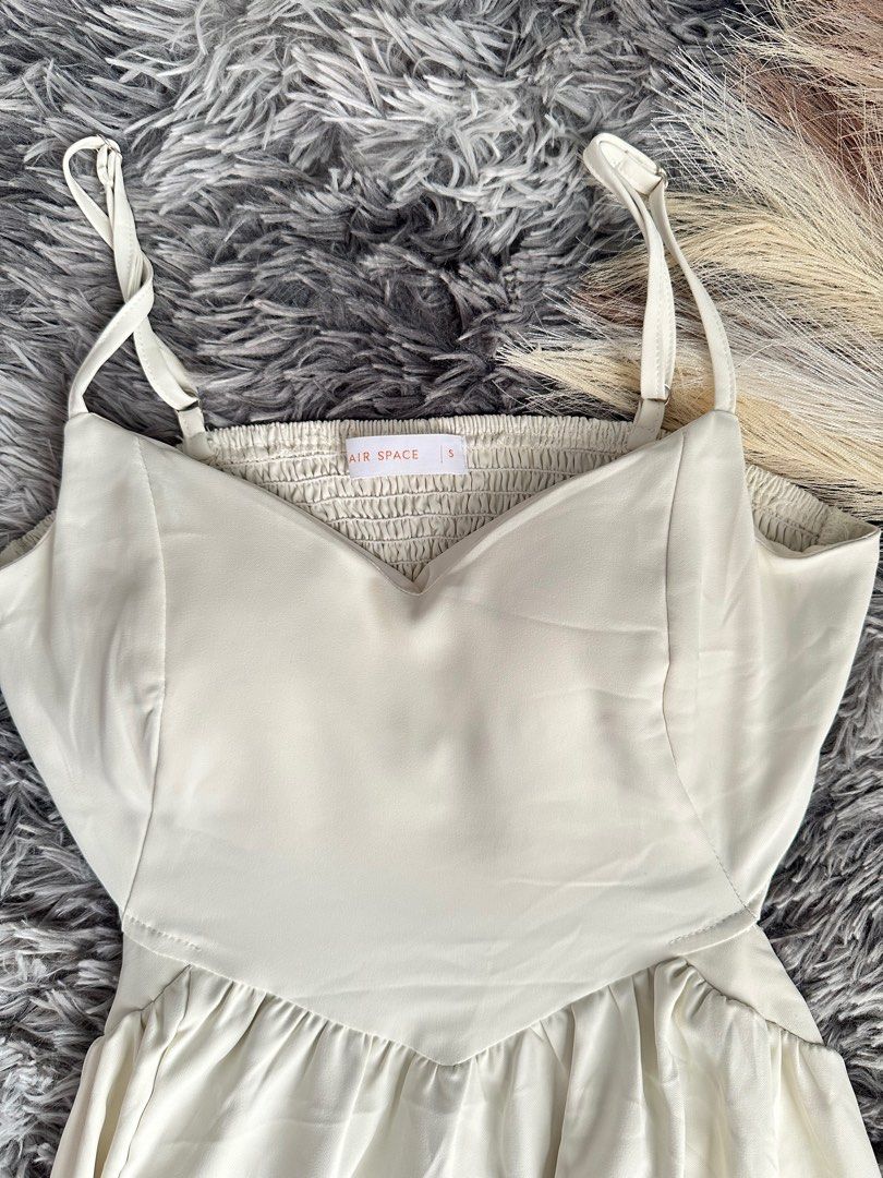 Air Space Maxi Dress - Size S (Category: Dresses) located in Baliuag. Submitted by chamstylecloset (Listing ID 1415203708, Image 3). Description: Details: • Color: Cream / Off-white • Style: Maxi dress • Neckline: Sweetheart • Straps: Adjustable spaghetti straps • Back: Smocked / garterized for stretch • Fit: Flowy with comfortable stretch at the back • Fabric: Lightweight, smooth, and breathable • Condition: Pre-loved, in good condition Size • B