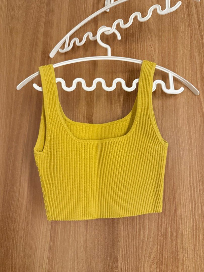 Aritzia Babaton Sculpt Knit Top Yellow (Category: Sleeveless) located in Pasig City. Submitted by conradfisher (Listing ID 1415119083, Image 3). Description: .