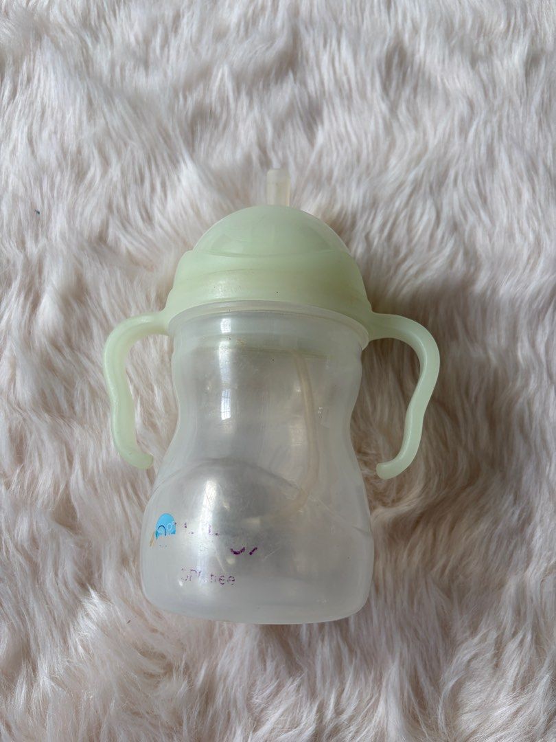 b.box Weighted Sippy Cup - Glow in the Dark (Category: Weaning & Toddler Feeding) located in Cebu City. Submitted by happyheartcebu (Listing ID 1415063073, Image 1). Description: This is a b.box Sippy Cup with a weighted straw. The weighted straw moves with the liquid, allowing drinking from any angle. It features a unique two-way valve that ensures no leaks. The flip-top lid is simple and secure for on-the-go use. It is made from BPA-free polypr