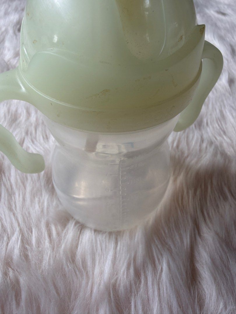 b.box Weighted Sippy Cup - Glow in the Dark (Category: Weaning & Toddler Feeding) located in Cebu City. Submitted by happyheartcebu (Listing ID 1415063073, Image 2). Description: This is a b.box Sippy Cup with a weighted straw. The weighted straw moves with the liquid, allowing drinking from any angle. It features a unique two-way valve that ensures no leaks. The flip-top lid is simple and secure for on-the-go use. It is made from BPA-free polypr