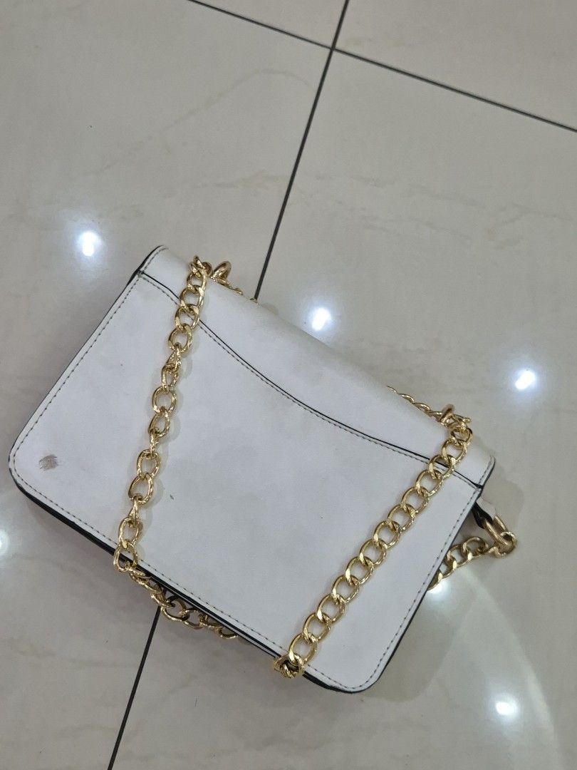 Coach MIRROR NON ORI premium white putih bordir bunga daisy tas selempang wanita premium (Kategori: Tas & Dompet Wanita) berada di Semarang. Dikirim oleh lovelica (ID iklan 1415122018, Gambar 2). Deskripsi: •Brand - Coach •Color - White with Daisy Embroidery •Material - Leather (Kulit) •Dimensions - 21cm x 14cm x 6.5cm •Good Condition (Bisa di bersihkan) •Premium.