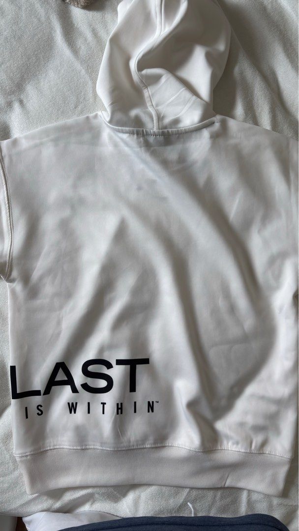 Everlast Big Silhouette Hoodie (Category: Coats, Jackets and Outerwear) located in Cainta. Submitted by declutter_kyle (Listing ID 1415087507, Image 2). Description: - Everlast Japanese hoodie - Front print: "EVER GREATNESS" - Back print: "LAST IS WITHIN" - Hood with drawstring - Size: 140cm - Design: Big Silhouette.