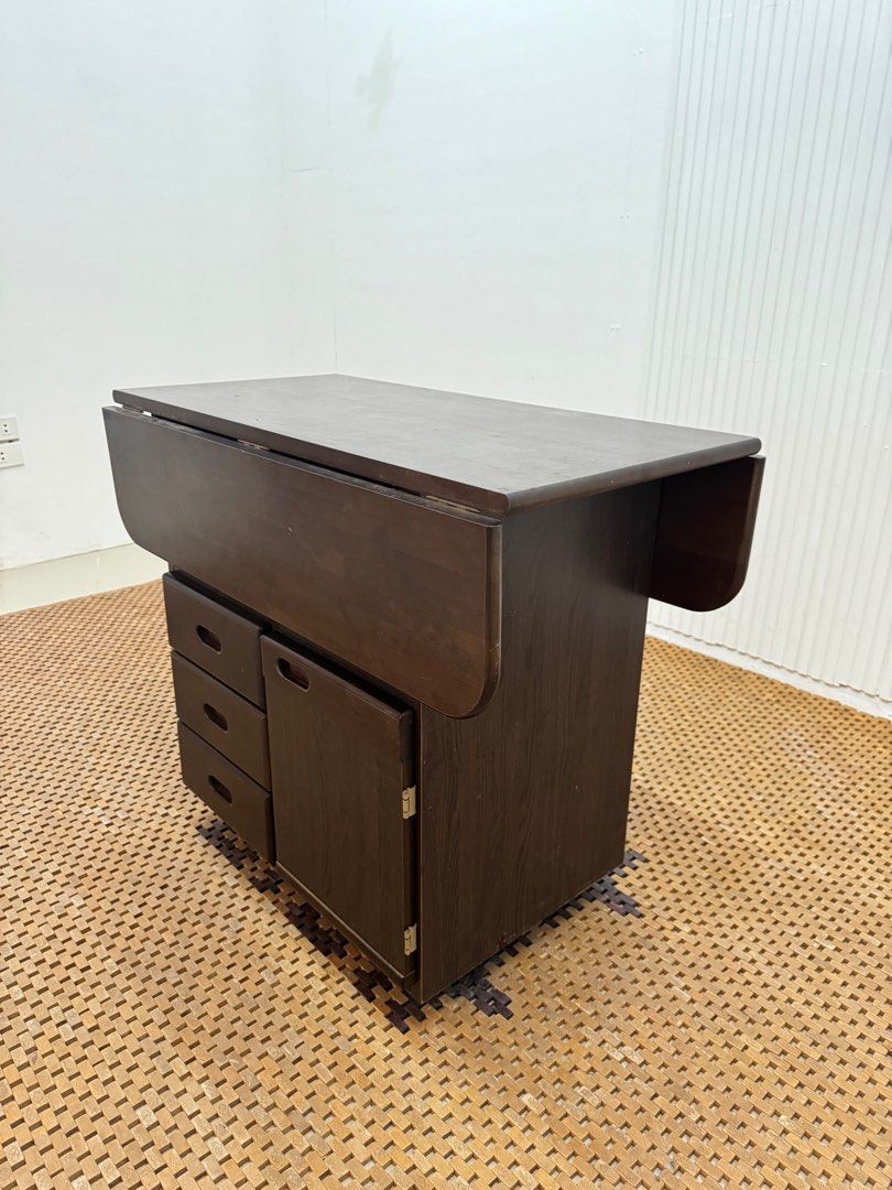 Extendable Table (Category: Tables & Sets) located in Quezon City. Submitted by matetdevis13 (Listing ID 1415093625, Image 2). Description: Extendable Table Price: 4,709 L33.5 x W33/16 x H28 In good condition Code JMD22-R18.