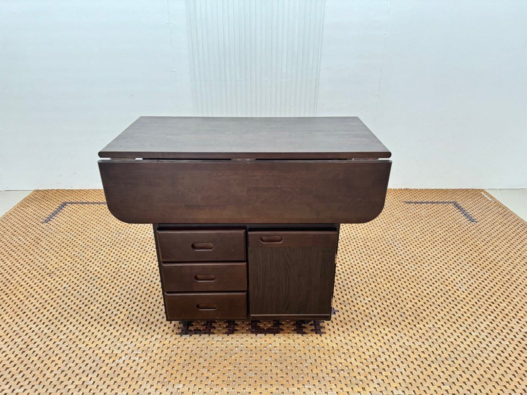 Extendable Table (Category: Tables & Sets) located in Quezon City. Submitted by matetdevis13 (Listing ID 1415093625, Image 1). Description: Extendable Table Price: 4,709 L33.5 x W33/16 x H28 In good condition Code JMD22-R18.