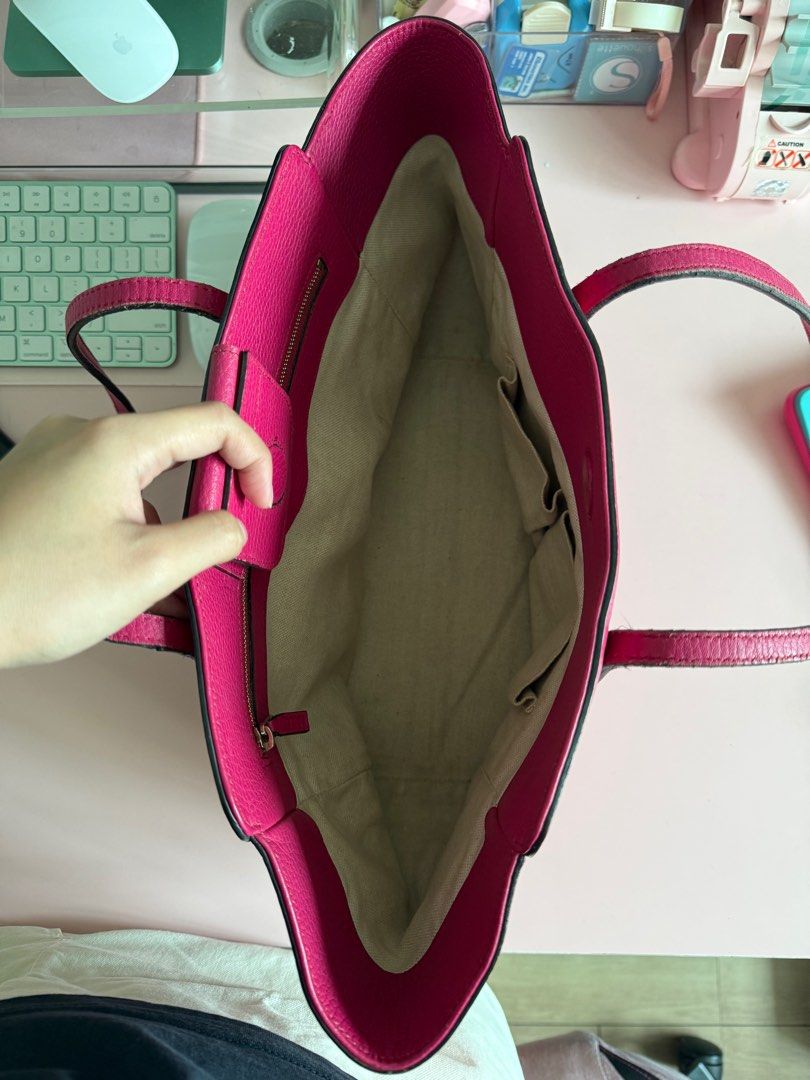 Authentic Gucci Swing Tote Bag (Category: Luxury Bags & Wallets) located in Bulacan. Submitted by glvzicbg_ (Listing ID 1415164619, Image 2). Description: - 100% Authentic Gucci tote bag - Spacious interior with multiple compartments - Includes a zippered pocket - Classic design with top handles - Suitable for everyday use Rfs: Decluttering .