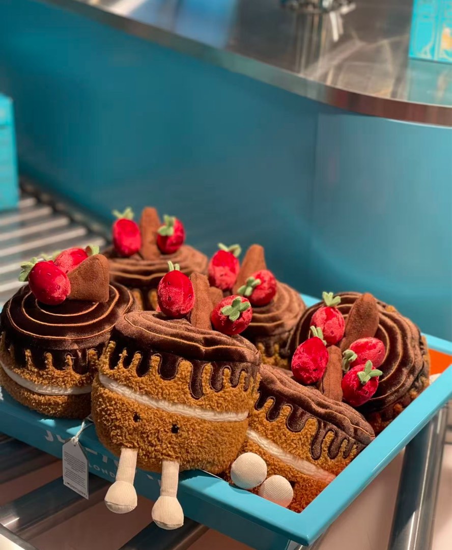 Harrods exclusive glacy chocolate cake, Hobbies & Toys, Toys