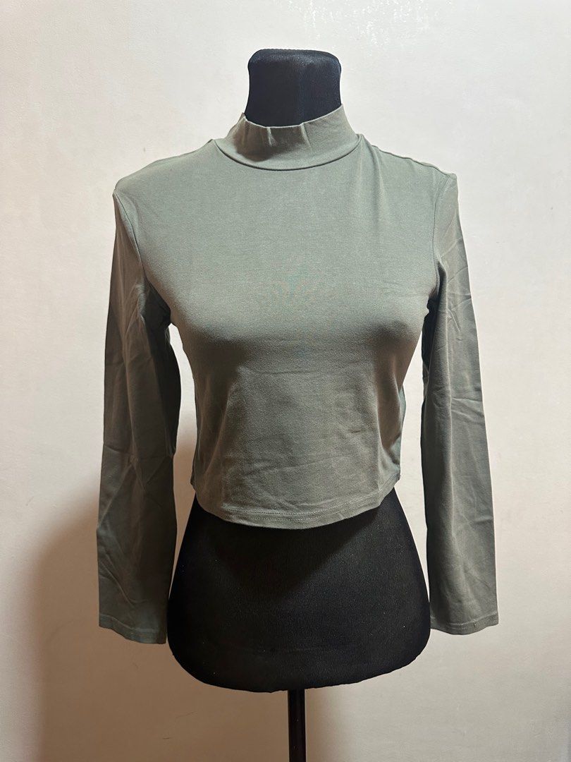 H&M Divided Crop Top (Category: Longsleeves) located in Taguig. Submitted by sassythrifter (Listing ID 1415082610, Image 1). Description: - H&M Divided crop top - Color: Muted Green - Features: Mock neck, long sleeves - Size: M (EUR), 165/96A (CN) - Style: Crop top - Suitable for various outfits.