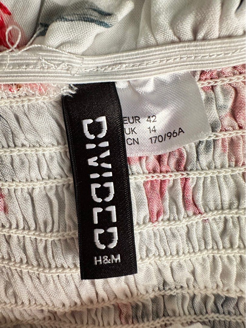 H&M Divided Floral Dress (Category: Dresses) located in Baliuag. Submitted by chamstylecloset (Listing ID 1415215295, Image 2). Description: Size • Bust: 28 inches • Length: 27 inches ✔ No visible stains ✔ No major flaws ✔ Freshly laundered ✔ Actual photos posted Condition: Pre-loved, in good condition *Payment First *SF is to be shouldered by the buyer ◾Strictly No cancellation of orders. No return. No exchange. ◾1 day reservation only. No rush 