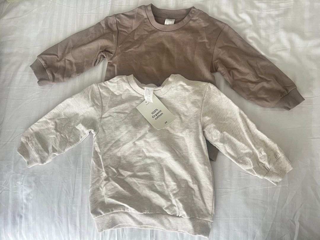 H&M Sweatshirt Toddler Boy- 12M (Category: Babies & Kids Fashion) located in Bulacan. Submitted by roxanneio (Listing ID 1415108814, Image 1). Description: - H&M Sweatshirts - Size: 12 months - Material: 100% Organic Cotton - Colors: Light Beige & Brown - Features: Round neck, long sleeves with ribbed cuffs - Made in Indonesia.
