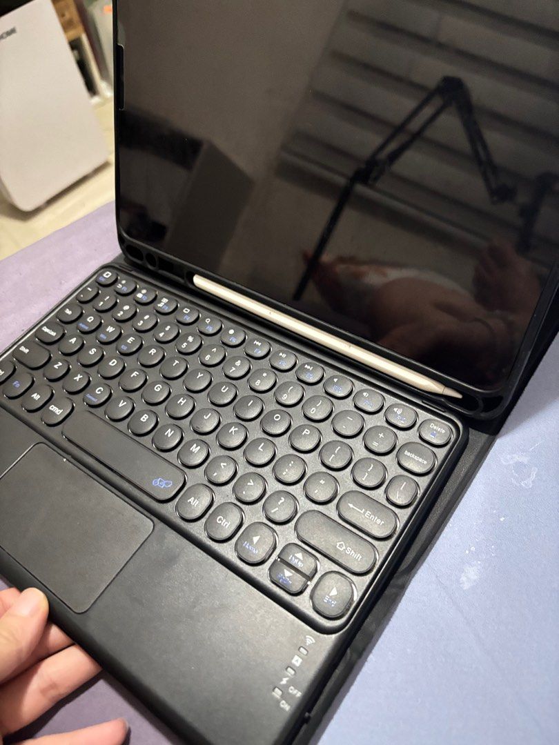 iPad Keyboard Case with Trackpad (Category: Cases & Sleeves) located in Pasig City. Submitted by marguhret (Listing ID 1415210050, Image 1). Description: - Wireless keyboard case for iPad - Features round keys and a trackpad - Includes a slot to hold your stylus - Doubles as a protective case and stand - can send video of it working - IPAD AIR 5 .