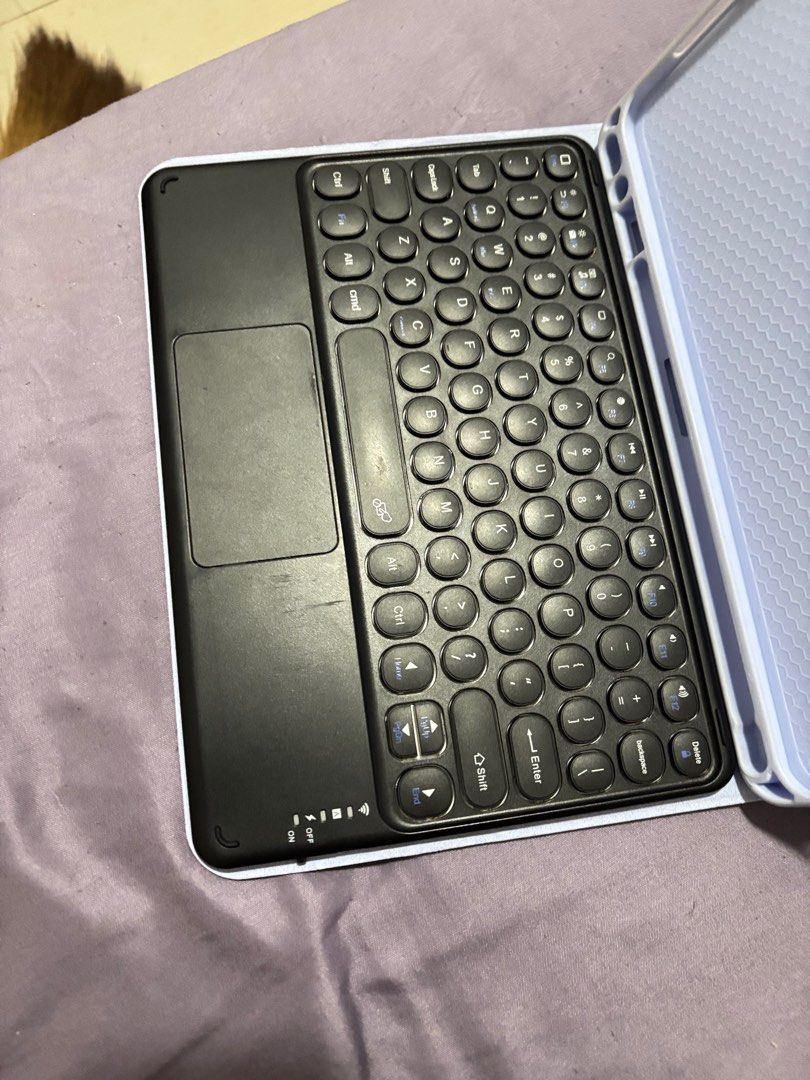 iPad Keyboard Case with Trackpad (Category: Cases & Sleeves) located in Pasig City. Submitted by marguhret (Listing ID 1415210050, Image 2). Description: - Wireless keyboard case for iPad - Features round keys and a trackpad - Includes a slot to hold your stylus - Doubles as a protective case and stand - can send video of it working - IPAD AIR 5 .
