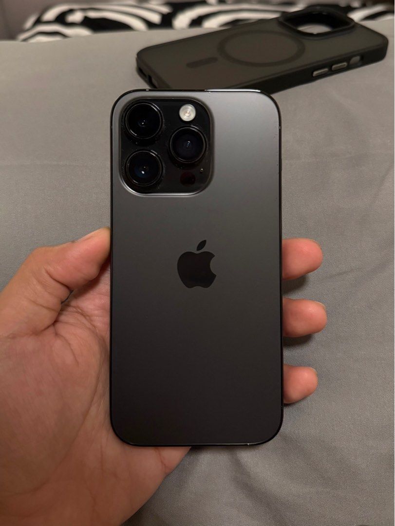 Iphone 14 pro 256gb - Space Gray (Category: iPhone 14 Series) located in Manila. Submitted by coollion-e803bb (Listing ID 1415161817, Image 1). Description: Iphone 14pro Space Gray 256gb Apple HK Variant (dual physical sim) Good physical condition Inclusion: Original lightning cord (used) Installed tempered Magsafe case. No issue Battery Health: 78%.