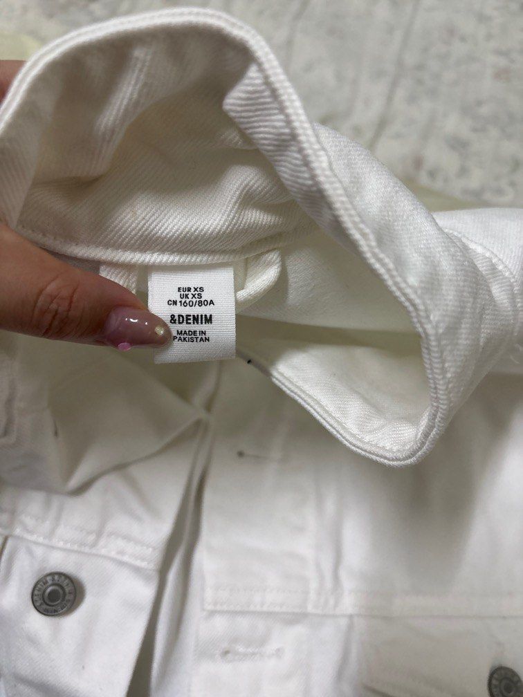 Jeans jacket (Category: Coats, Jackets and Outerwear) located in Georgetown. Submitted by jamie_ww (Listing ID 1415197921, Image 2). Description: It’s an oversized jacket in white .