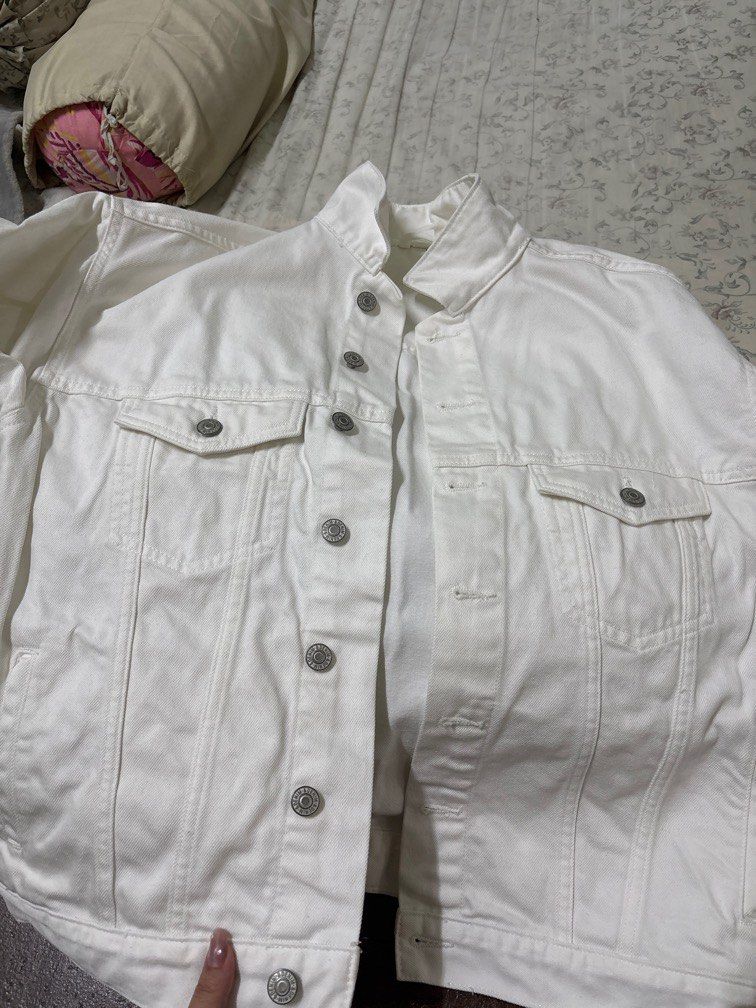 Jeans jacket (Category: Coats, Jackets and Outerwear) located in Georgetown. Submitted by jamie_ww (Listing ID 1415197921, Image 1). Description: It’s an oversized jacket in white .