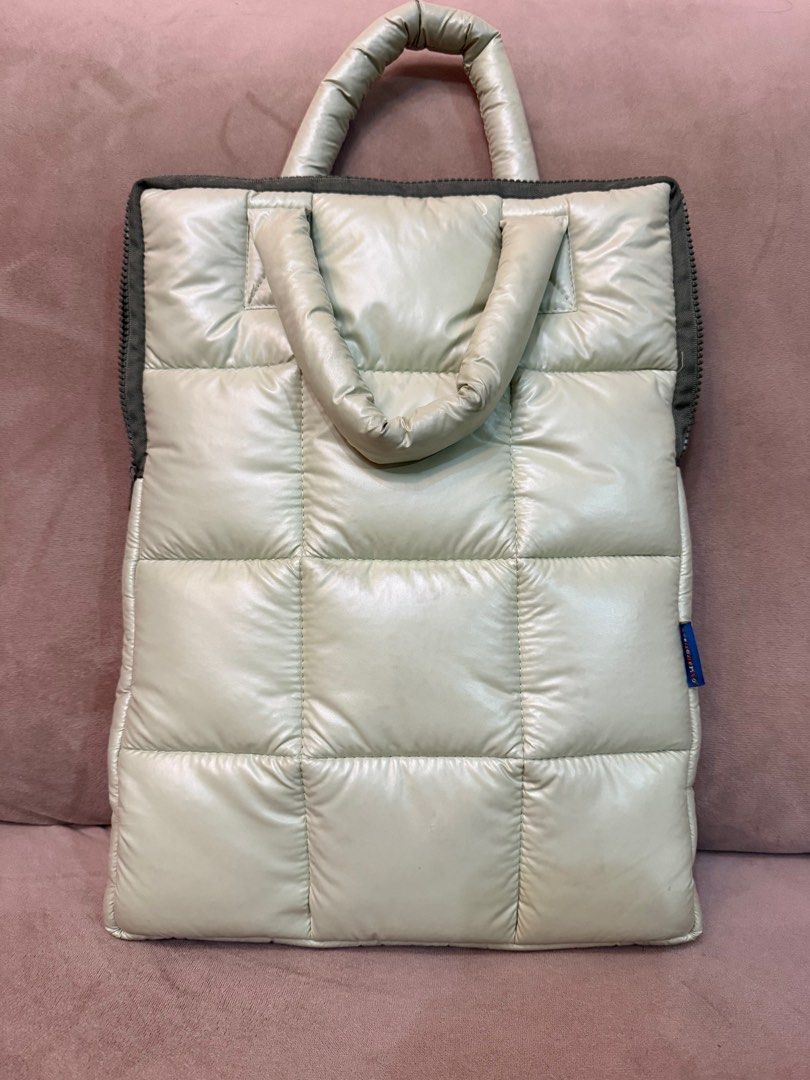 Laptop Bag/Sleeve with Top Handle (Category: Laptop Bags & Sleeves) located in Quezon City. Submitted by cartsalcedo (Listing ID 1415135435, Image 1). Description: Puffy Laptop Bag/Sleeve with Top Handle Color: Metallic Olive Green Size: Fits 15” to 16” laptop With stain but barely noticeable Bought for Php500 and used twice only RFS: Too big for my 13” Macbook.