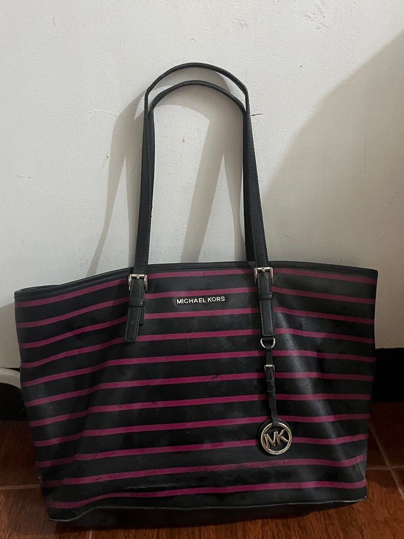 Michael Kors Striped Tote Bag (Category: Luxury Bags & Wallets) located in Quezon City. Submitted by live_louisee (Listing ID 1415144408, Image 1). Description: rfs: no longer using .