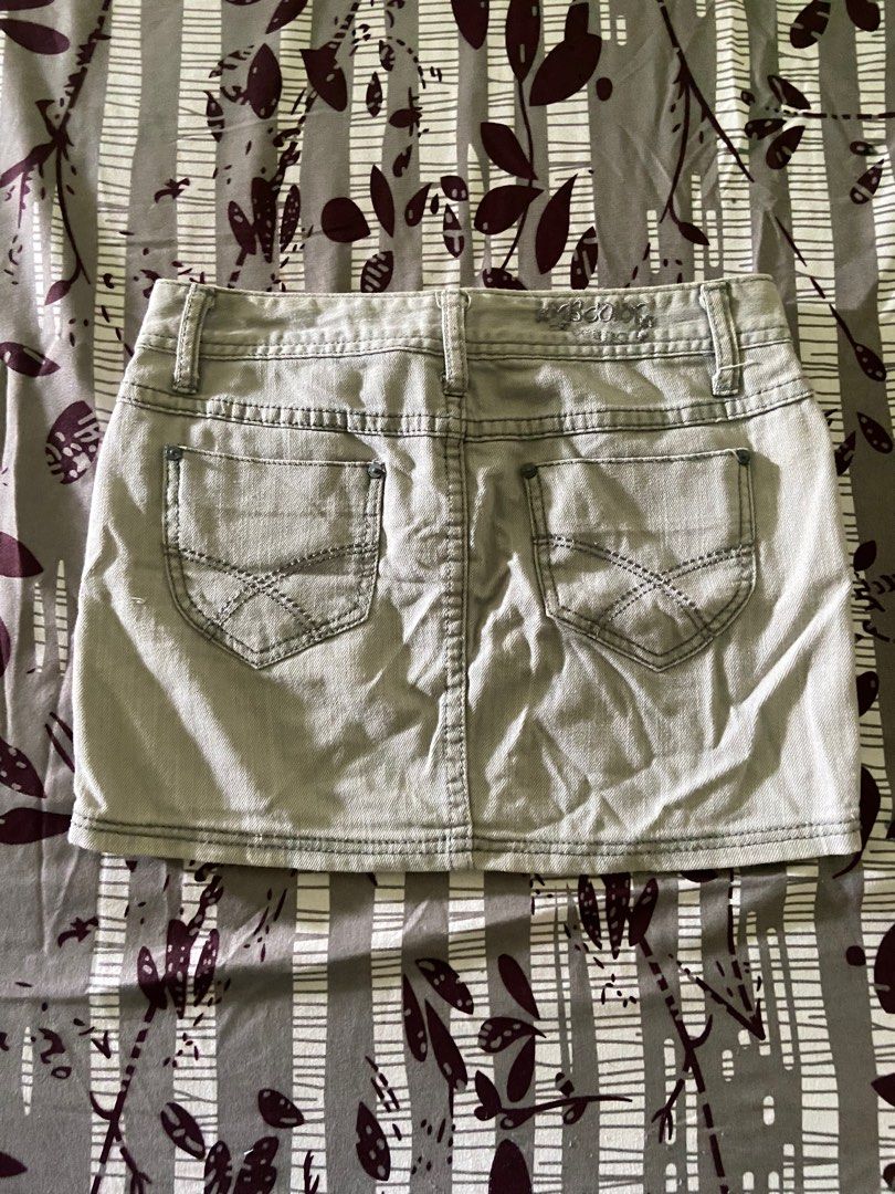 Mini skirt (Category: Skirts) located in Quezon City. Submitted by iselique (Listing ID 1415135481, Image 2). Description: S: 26-27 L: 13.