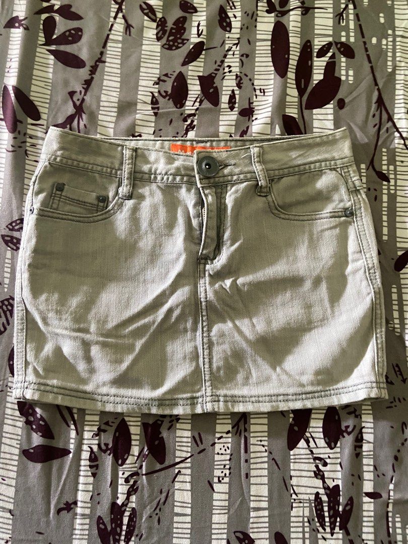 Mini skirt (Category: Skirts) located in Quezon City. Submitted by iselique (Listing ID 1415135481, Image 1). Description: S: 26-27 L: 13.