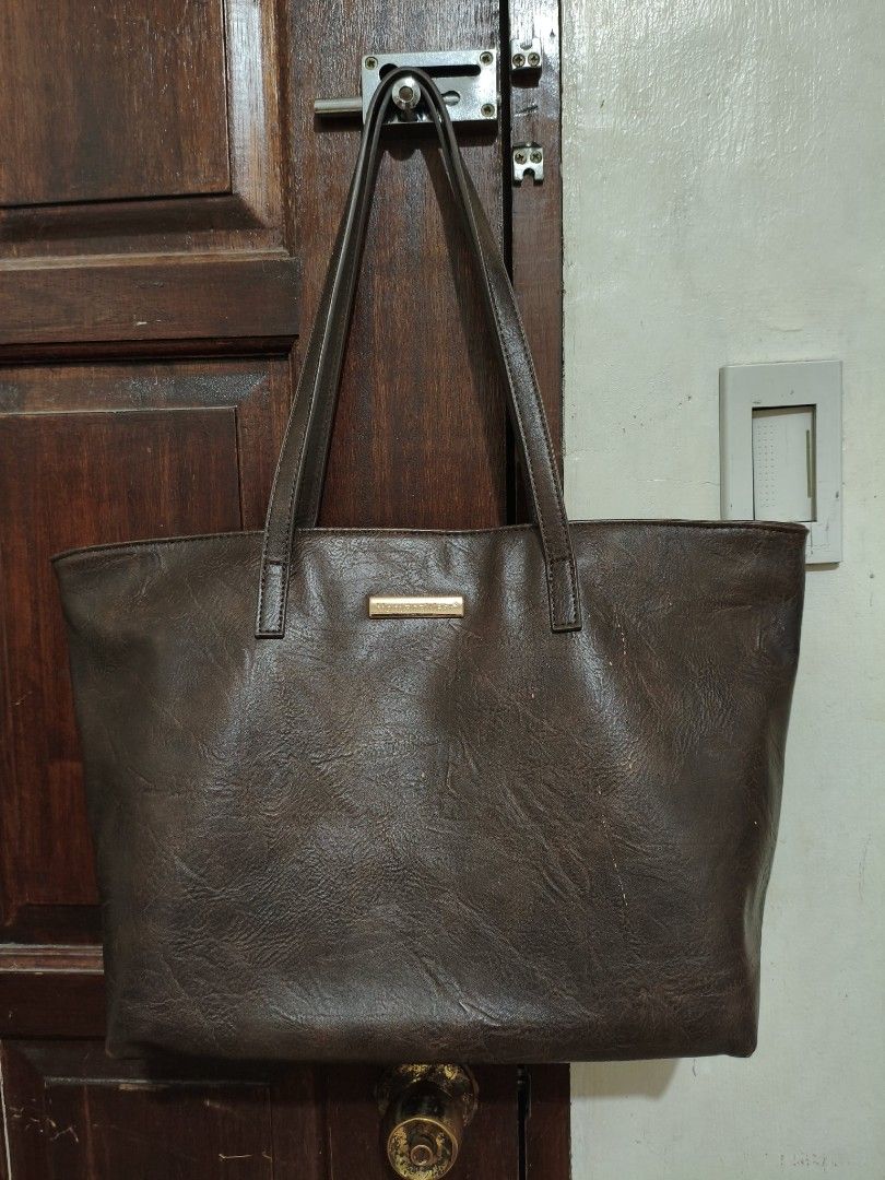 Montana West Brown Tote Bag (Category: Tote Bags) located in Quezon City. Submitted by pacho_25 (Listing ID 1415041192, Image 1). Description: Bag size: 43.1*26.6cm, 16.9*10.4 inch; it can hold 16 inch.