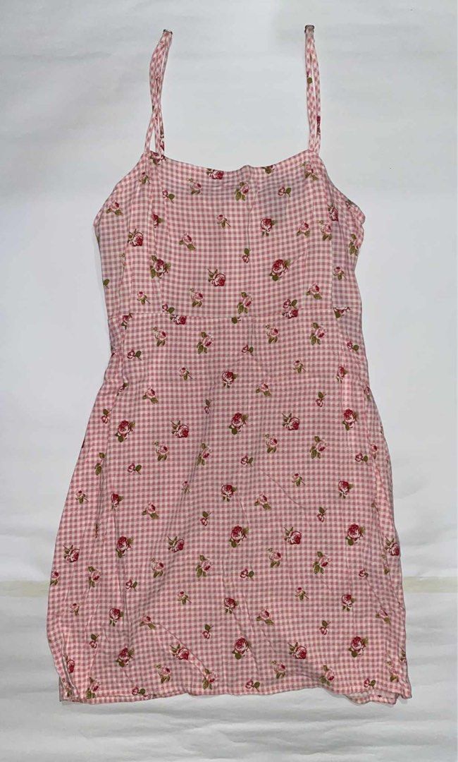 Pink Gingham Floral Dress (Category: Dresses) located in Taguig. Submitted by __jcon (Listing ID 1415202096, Image 1). Description: - can fit small to medium girlies.