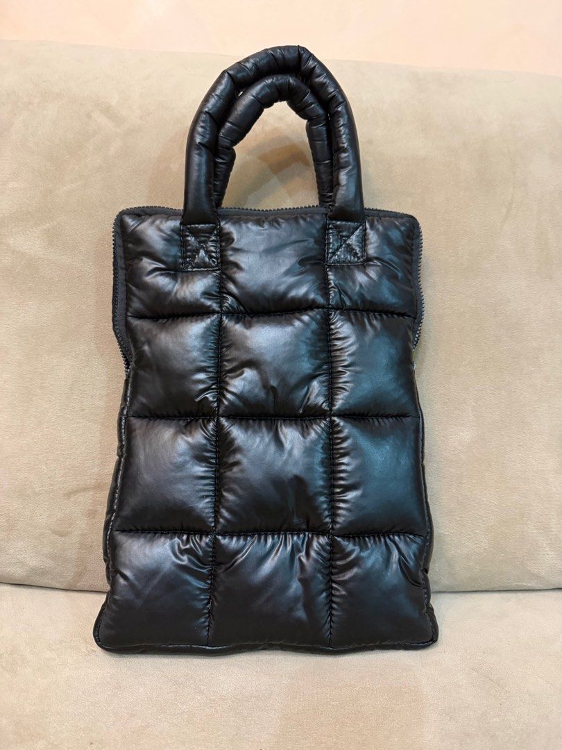 Puffy Laptop Sleeve/Bag with Top Handle (Category: Laptop Bags & Sleeves) located in Quezon City. Submitted by cartsalcedo (Listing ID 1415136828, Image 2). Description: Puffy Laptop Bag/Sleeve with Top Handle Color: Metallic Black Size: Fits 11” to 14” tablets or laptops Good as new - no damages and/or stains.