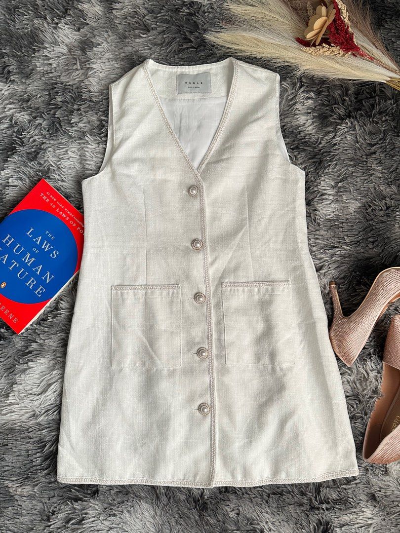 Ruble Sleeveless Dress (Category: Dresses) located in Baliuag. Submitted by chamstylecloset (Listing ID 1415204267, Image 1). Description: Details -Sleeveless vest dress with a V-neck -button-front closure -two front patch pockets. -White or off-white/cream. Condition: Pre-loved, in good condition *Payment First *SF is to be shouldered by the buyer Size • Bust: 34 inches • Length: 30 inches • Fit: Relaxed ✔ No visible stains ✔ No major flaws ✔ Fr