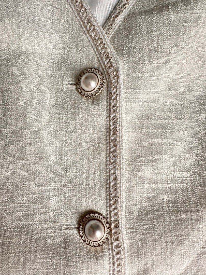 Ruble Sleeveless Dress (Category: Dresses) located in Baliuag. Submitted by chamstylecloset (Listing ID 1415204267, Image 3). Description: Details -Sleeveless vest dress with a V-neck -button-front closure -two front patch pockets. -White or off-white/cream. Condition: Pre-loved, in good condition *Payment First *SF is to be shouldered by the buyer Size • Bust: 34 inches • Length: 30 inches • Fit: Relaxed ✔ No visible stains ✔ No major flaws ✔ Fr