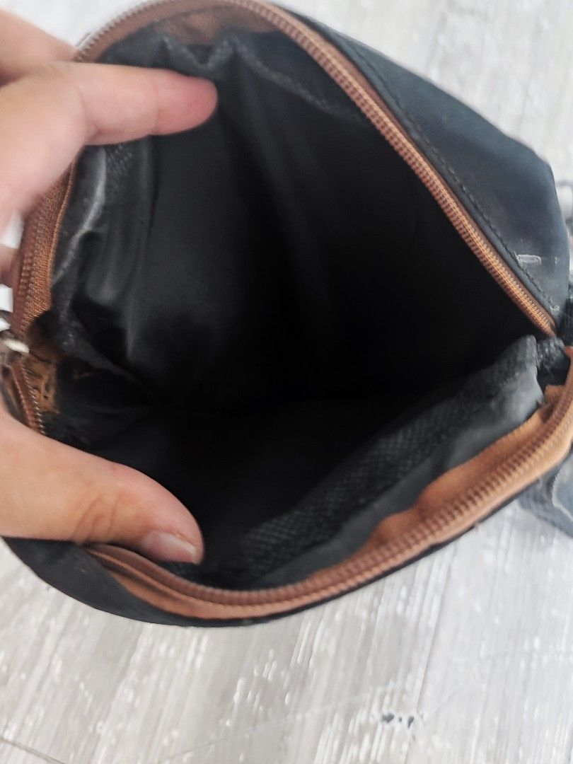 Samsonite Shoulder Bag (Category: Shoulder Bags) located in Makati City. Submitted by cess_preloved (Listing ID 1415155626, Image 1). Description: - Samsonite shoulder bag - Black with brown trim - Main zippered compartment - Front zippered pocket - Adjustable shoulder strap - Black interior - Ideal for daily use.