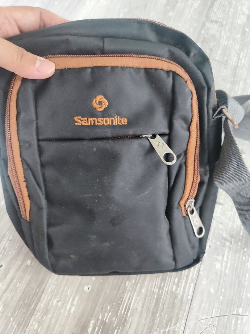 Samsonite Shoulder Bag (Category: Shoulder Bags) located in Makati City. Submitted by cess_preloved (Listing ID 1415155626, Image 2). Description: - Samsonite shoulder bag - Black with brown trim - Main zippered compartment - Front zippered pocket - Adjustable shoulder strap - Black interior - Ideal for daily use.