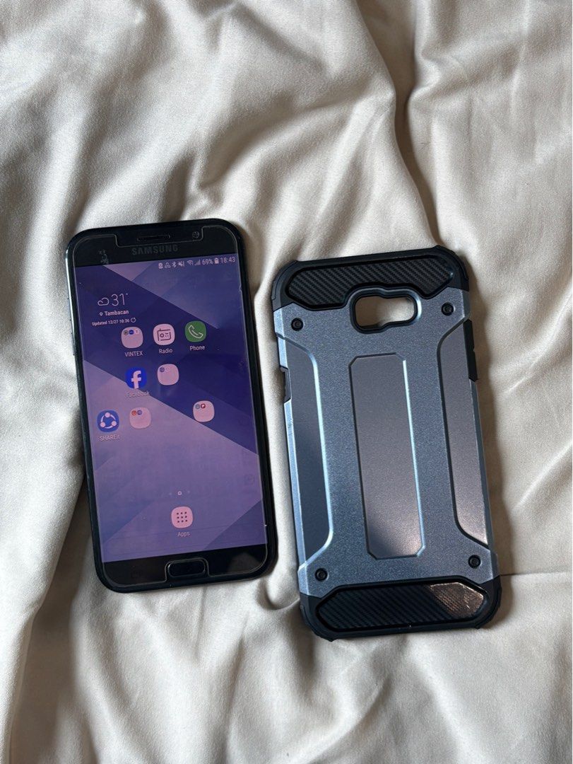 Samsung A7 (2017) (Category: Samsung) located in Mandaluyong City. Submitted by markydoromal (Listing ID 1415075156, Image 1). Description: Samsung A7 (2017) 32GB 70% Battery No defect. mabagal na siya compared sa new phones talaga and mabilis malowbatt (70%). Stickers residue lang ang nasa likod, not gasgas. Pwde pa punasan. Nagagamit pa talaga. Kaya selling at low price. RFS: Phone ng papa ko. May bago na siyang phone..