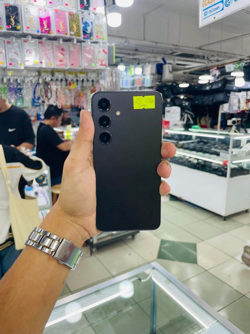 Samsung S24 5G 128gb FU Single sim (Category: Samsung) located in San Juan City. Submitted by keannagadgetph (Listing ID 1415221837, Image 1). Description: Available Units for today's POST! Samsung S24 5G / 128gb / FU / Single Sim - any colors available (price may vary) - good condition - 95% Makinis - Good battery - no issue / repair - US Variant ~ Accepting SWAP / TRADE IN / INSTALLMENT / BINTA UNIT ~ CASH ON DELIVERY METRO MANILA / LBC PAYMENT
