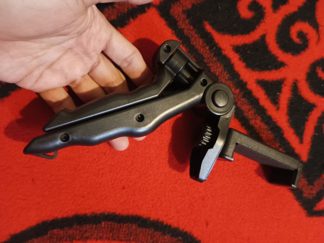 Small Phone grip tripod stand (Category: Mounts & Holders) located in Quezon City. Submitted by markgolveo (Listing ID 1415089190, Image 1). Description: Small Phone grip tripod stand.