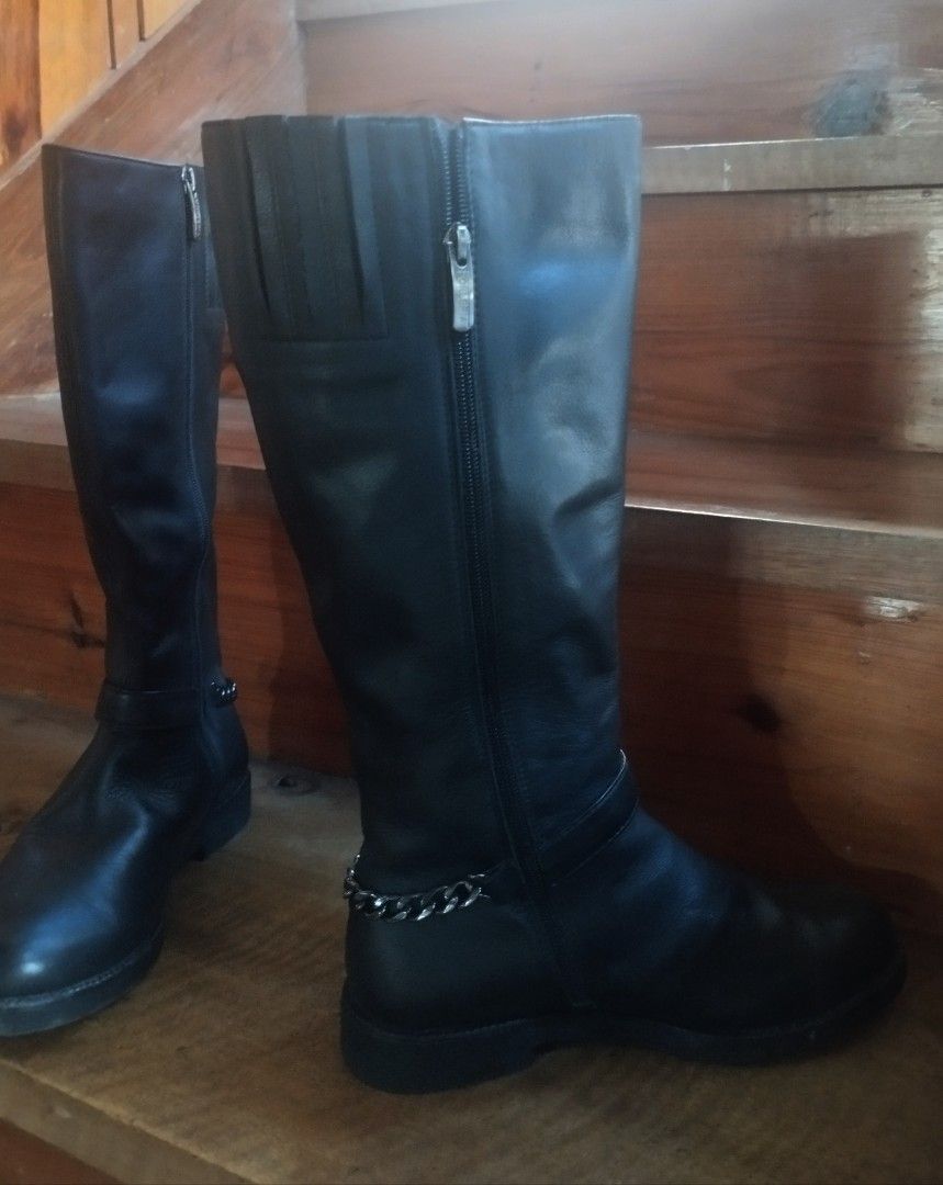 Staccato Leather Boots Size 37 (Category: Boots) located in Baguio. Submitted by katgon2016 (Listing ID 1415235411, Image 2). Description: genuine leather size 37 flaw- natatanggal sa pagkadikit Yung snakeskin design sa sides ( photo 6). Doesn't affect function or comfort in wearing soft leather.