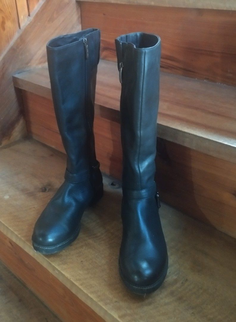 Staccato Leather Boots Size 37 (Category: Boots) located in Baguio. Submitted by katgon2016 (Listing ID 1415235411, Image 1). Description: genuine leather size 37 flaw- natatanggal sa pagkadikit Yung snakeskin design sa sides ( photo 6). Doesn't affect function or comfort in wearing soft leather.