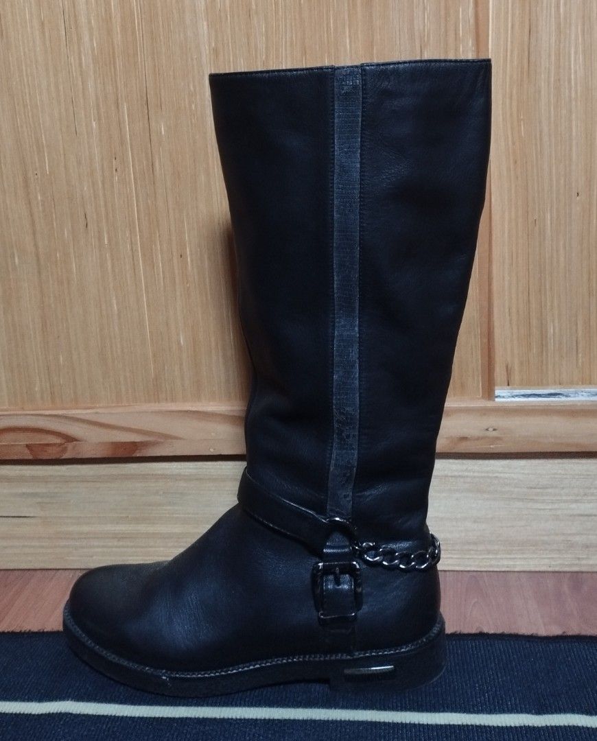Staccato Leather Boots Size 37 (Category: Boots) located in Baguio. Submitted by katgon2016 (Listing ID 1415235411, Image 3). Description: genuine leather size 37 flaw- natatanggal sa pagkadikit Yung snakeskin design sa sides ( photo 6). Doesn't affect function or comfort in wearing soft leather.