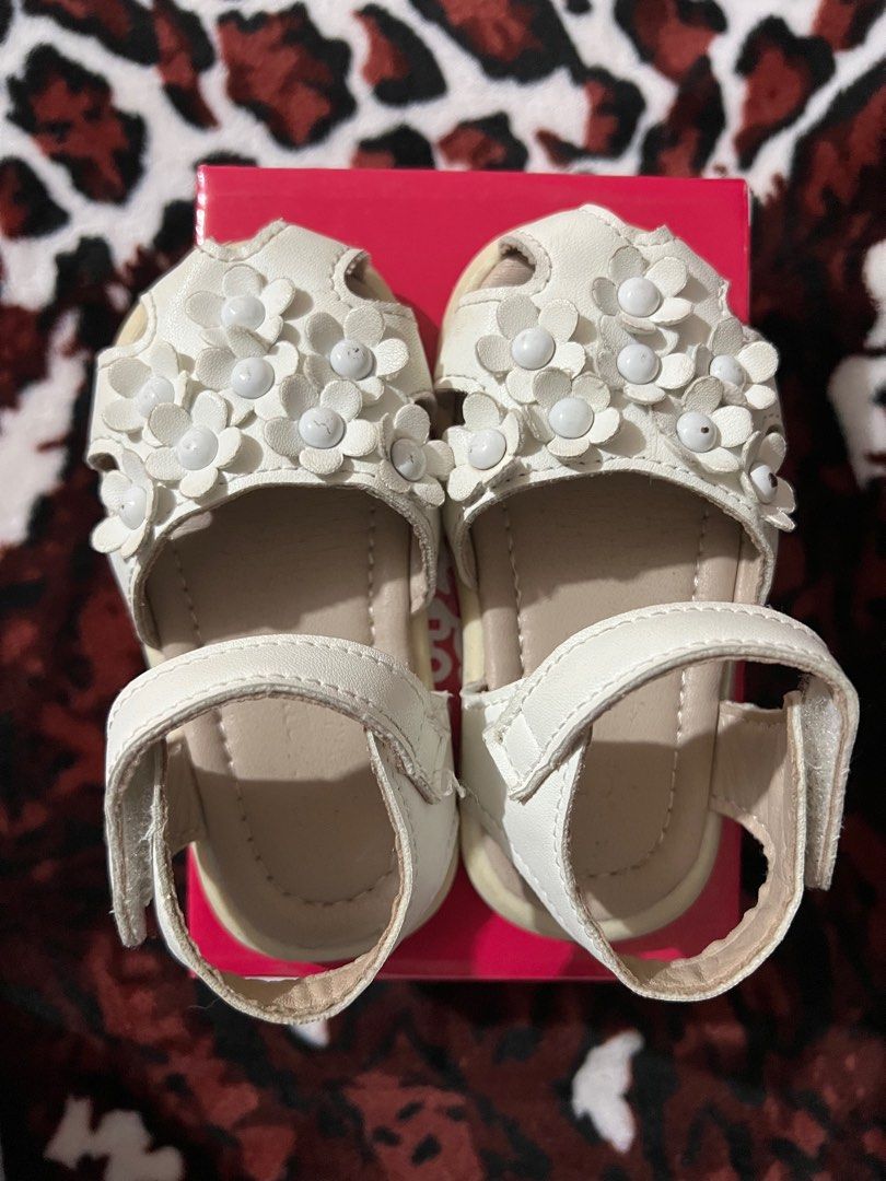 Sugar Kids sandals WHITE US 6 (Category: Babies & Kids Fashion) located in Balanga. Submitted by gladysmaeee (Listing ID 1415067645, Image 1). Description: Bought in SM Dept store Condition: 7/10 Comes with a box RFS: Outgrown.