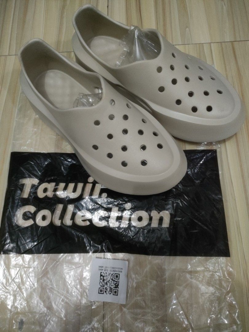 Tawii Eva foam clogs size 42-43 (Category: Slippers & Slides) located in Mandaluyong City. Submitted by Athena0011 (Listing ID 1415151147, Image 1). Description: brand-new 300 only Mandaluyong city.