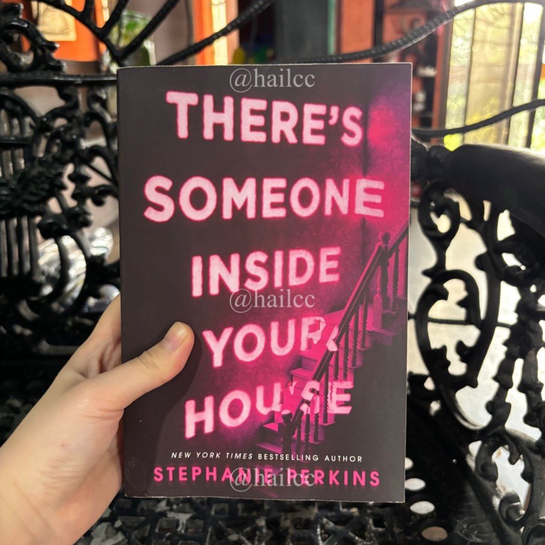 There's Someone Inside Your House by Stephanie Perkins (Category: Storybooks) located in Manila. Submitted by hailcc (Listing ID 1415055554, Image 1). Description: - Paperback copy of "There's Someone Inside Your House" by Stephanie Perkins (International Edition). - Follows Makani Young as she navigates a new life. - Features a series of gruesome murders. - Written by the New York Times bestselling author of "Anna and the French Kiss"..