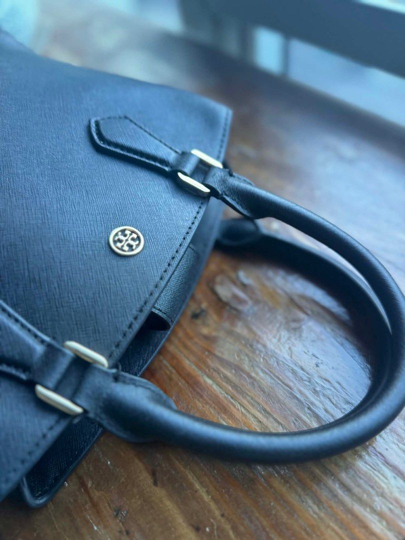 Tory Burch Robinson (Category: Luxury Bags & Wallets) located in Quezon City. Submitted by vianca13 (Listing ID 1415208690, Image 3). Description: - Black Tory Burch - Top handle design - Gold-tone hardware - Main compartment with zipper closure - Multiple interior pockets - Saffiano leather - Replace sling (MK) - sign of use.