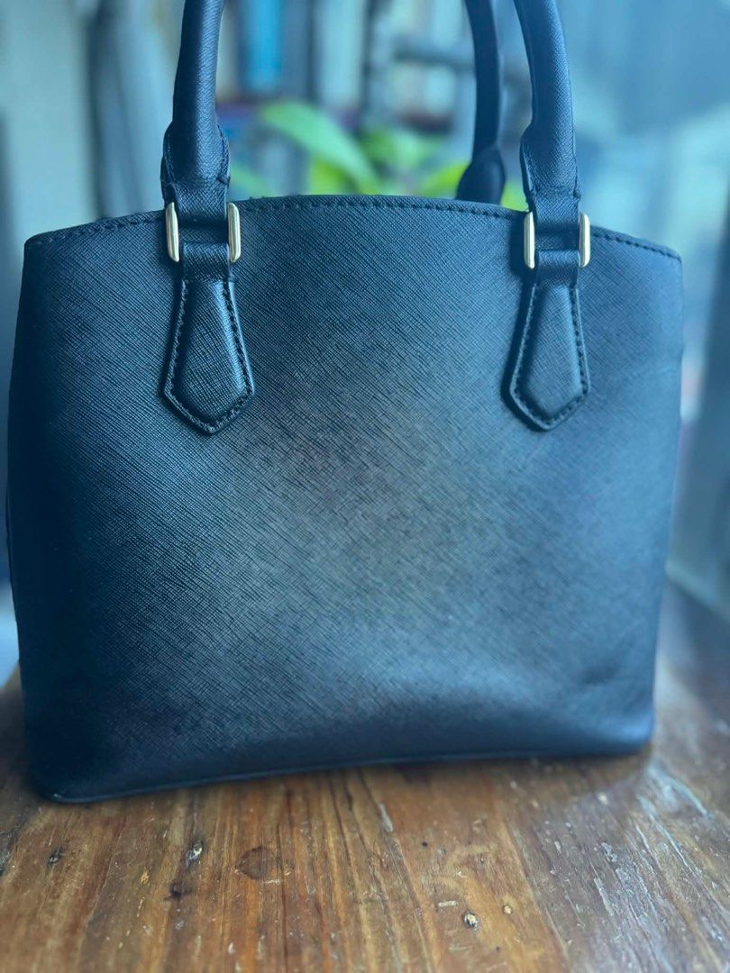 Tory Burch Robinson (Category: Luxury Bags & Wallets) located in Quezon City. Submitted by vianca13 (Listing ID 1415208690, Image 2). Description: - Black Tory Burch - Top handle design - Gold-tone hardware - Main compartment with zipper closure - Multiple interior pockets - Saffiano leather - Replace sling (MK) - sign of use.