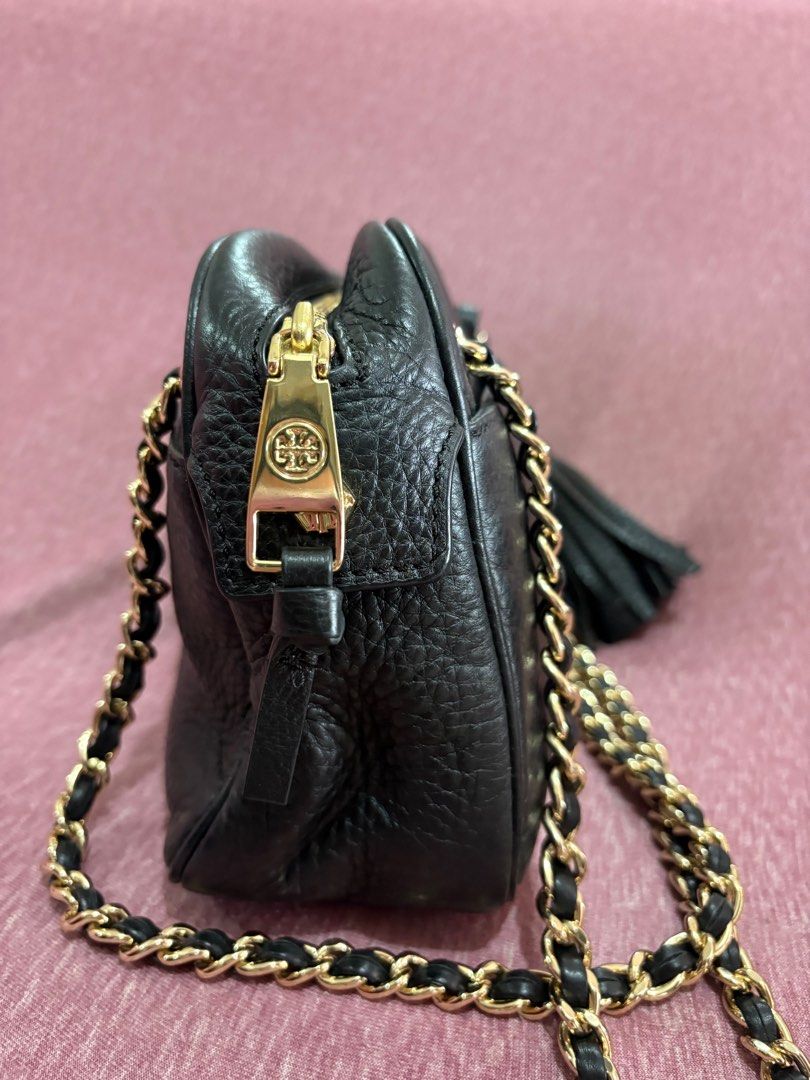 Tory Burch Thea Leather Chain Bag (Category: Luxury Bags & Wallets) located in Manila. Submitted by rvcr1694 (Listing ID 1415095017, Image 3). Description: Tory Burch Thea Leather Chain Bag Preloved, used good condition Exterior Material - Leather Interior Material- Nylon Length 23 cm Width 7.5 cm Height 15.5 cm Hardware - Gold Tone .