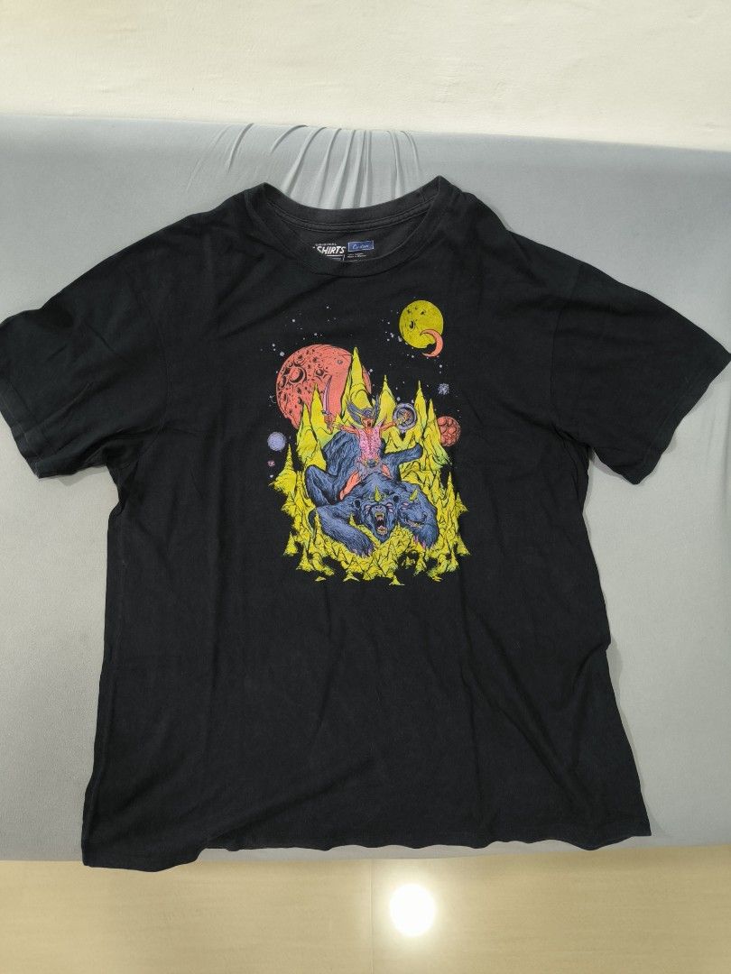 Vans Custom Graphic Tee XX-Large (Category: Tshirts & Polo Shirts ) located in Guimba. Submitted by naztystuff (Listing ID 1415044278, Image 1). Description: - Black Vans graphic tee - Unique space-themed design - Size: XXL - Material: 100% cotton - Made in Mexico - Crew neck - Short sleeves.