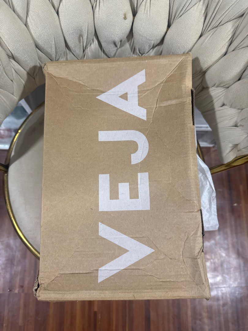 Veja Recife Logo Velcro Extra White Sneakers (Category: Sneakers) located in Manila. Submitted by emceepee (Listing ID 1415210124, Image 2). Description: - Veja Recife Logo Velcro sneakers - Extra white colorway - Velcro closure - Size: 39 EU / 8 US / 6 UK / 25 CM - Made in Brazil - Replacement box .