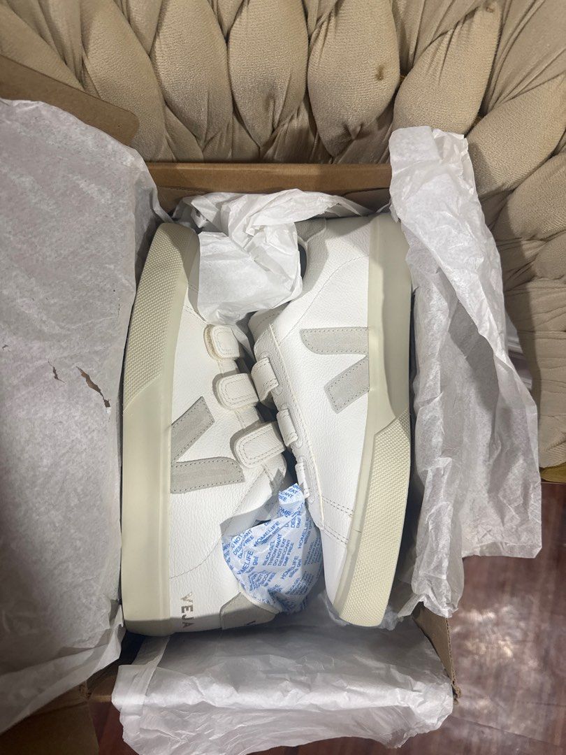 Veja Recife Logo Velcro Extra White Sneakers (Category: Sneakers) located in Manila. Submitted by emceepee (Listing ID 1415210124, Image 3). Description: - Veja Recife Logo Velcro sneakers - Extra white colorway - Velcro closure - Size: 39 EU / 8 US / 6 UK / 25 CM - Made in Brazil - Replacement box .