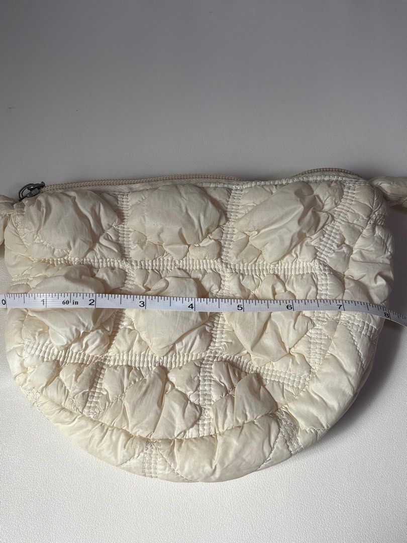 white thailand puffy slingbag (Category: Cross-body Bags) located in Manila. Submitted by handpicked_tin (Listing ID 1415127141, Image 3). Description: – very cute ! can fit a lot of things despite its small size – needs to be washed, has stains :”D – selling for php 60.00 – rfs: decluttering – Gcash/Paymaya payment ONLY – Lalamove/Gogoxpress delivery ONLY – posted price is FINAL – located at sampaloc, manila – will not entertain questions if it’