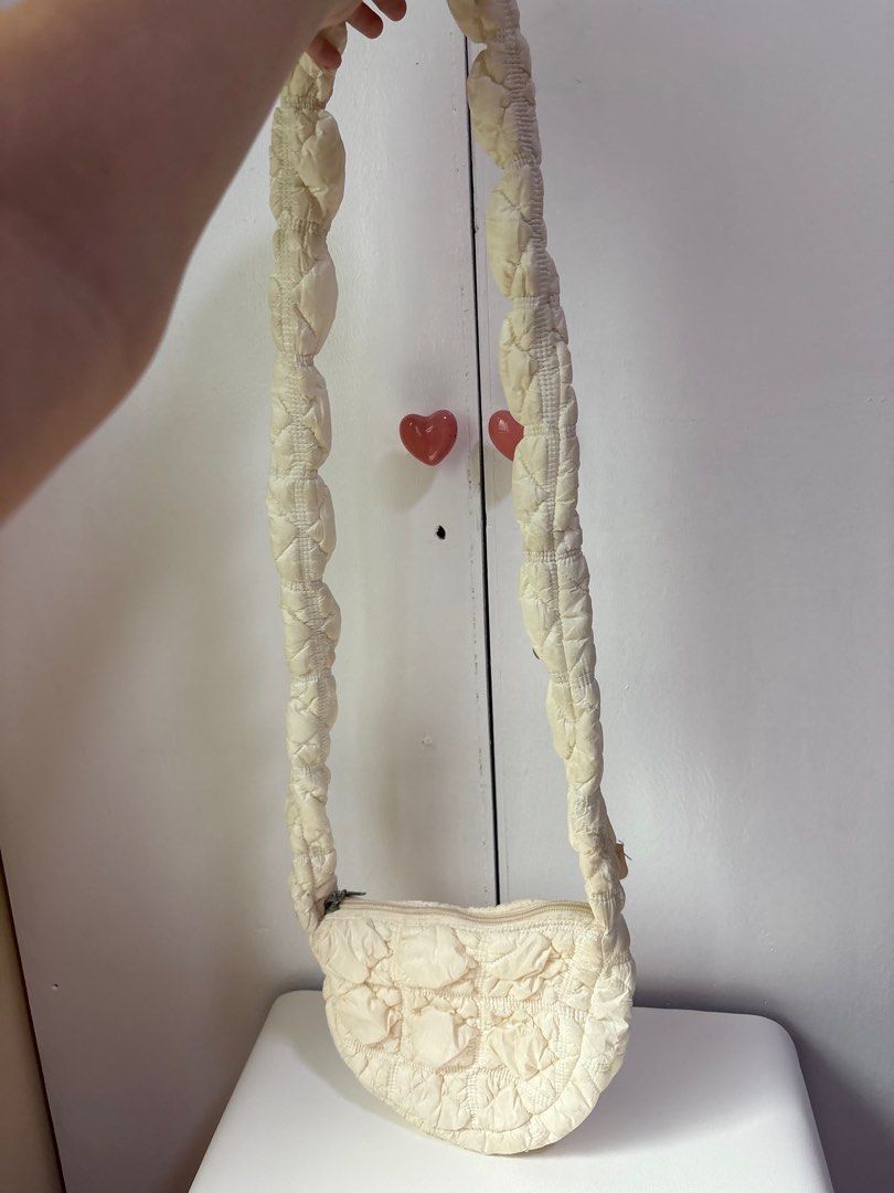 white thailand puffy slingbag (Category: Cross-body Bags) located in Manila. Submitted by handpicked_tin (Listing ID 1415127141, Image 2). Description: – very cute ! can fit a lot of things despite its small size – needs to be washed, has stains :”D – selling for php 60.00 – rfs: decluttering – Gcash/Paymaya payment ONLY – Lalamove/Gogoxpress delivery ONLY – posted price is FINAL – located at sampaloc, manila – will not entertain questions if it’